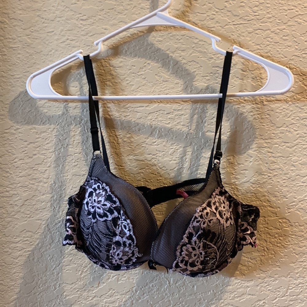 A bra in the brand tarea